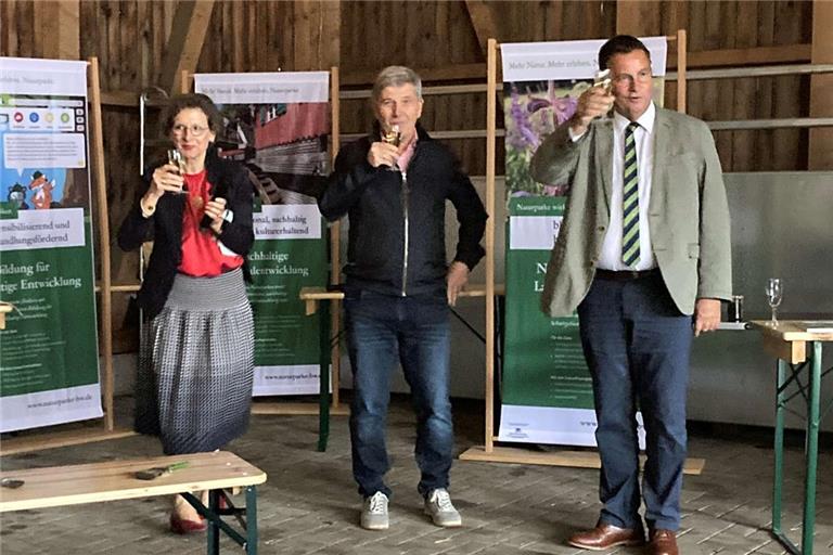 Landrätin Marion Dammann, Sprecherin der AG Naturparke Baden-Württemberg, Landrat Stefan Bär, stellvertretender Sprecher der AG Naturparke, und Minister Peter Hauk (von links) stoßen gemeinsam auf 20 Jahre an. Foto: AG Naturparke Baden-Württemberg