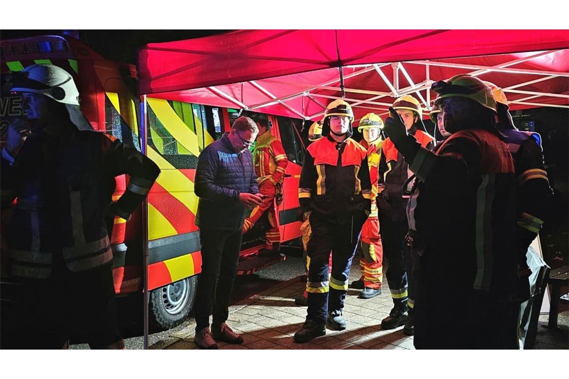 Landrat Michael Koller (l) lässt sich von den Einsatzkräften beim Brand im Berchtesgadener Kehlsteinhaus die Lage schildern.
