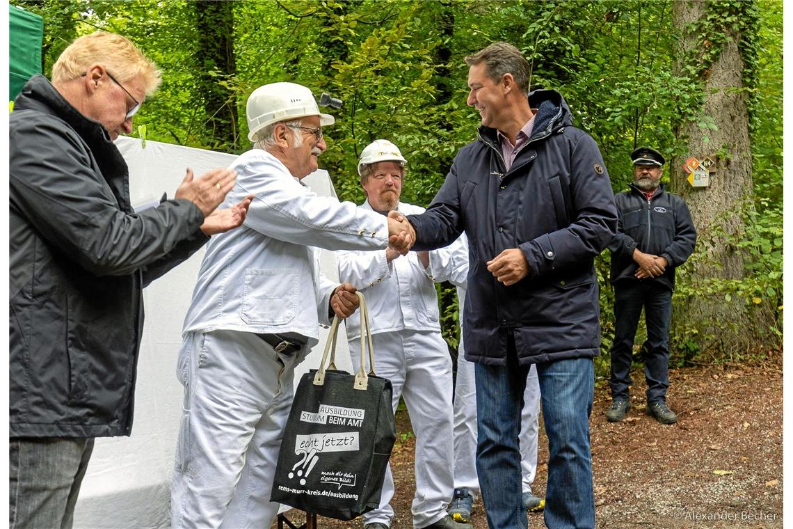 Landrat Richard Sigel bedankt sich bei dem ehrenamtlichen "Bergmann" Manfred Sch...