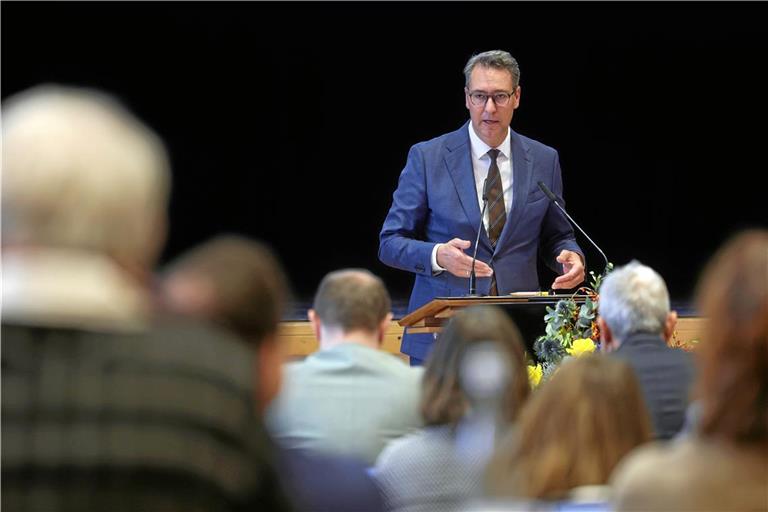 Landrat Richard Sigel hat bei der Haushaltseinbringung gute und schlechte Nachrichten im Gepäck. Foto: Benjamin Büttner
