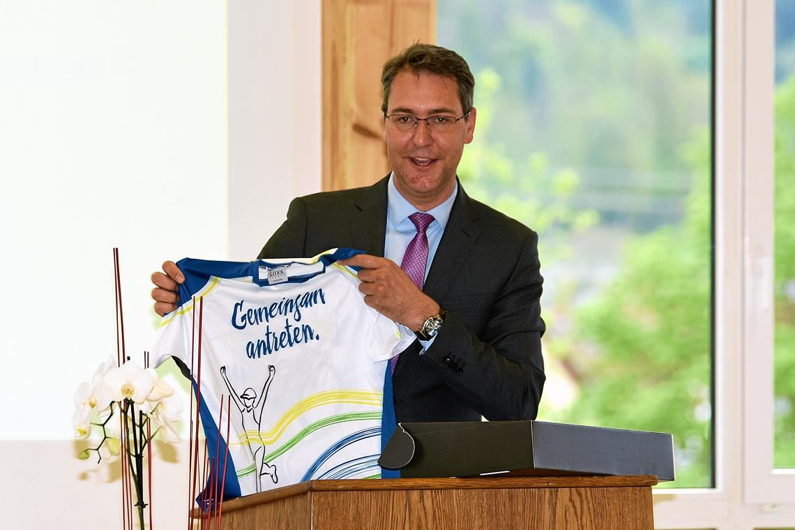 Landrat Richard Sigel hatte unter anderem ein Sportlertrikot des Rems-Murr-Kreis...