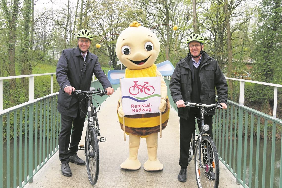 Landrat Richard Sigel (links), Gartenschau-Maskottchen Remsi und Oberbürgermeister Andreas Hesky haben bereits im April den Remstal-Radweg in der Waiblinger Talaue unter die Lupe genommen. Foto: Landratsamt