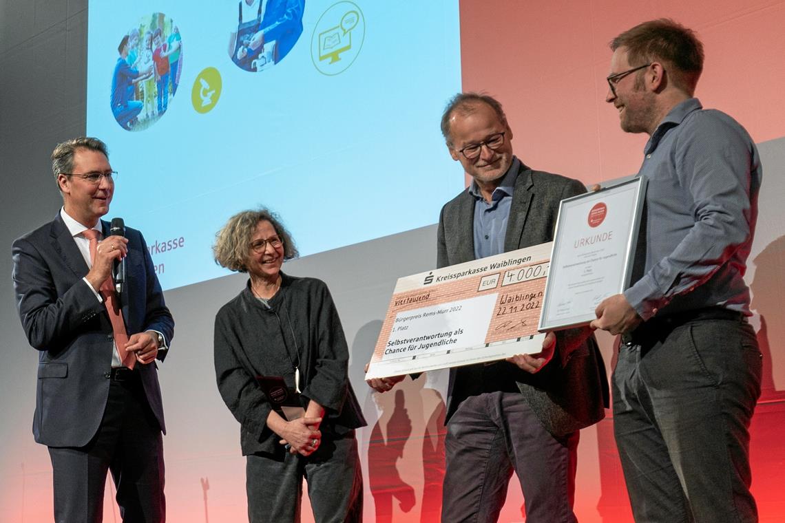 Landrat Richard Sigel (links) überreichte den Vertretern der Gewerblichen Schule Waiblingen den Scheck und die Urkunde für den ersten Platz beim Bürgerpreis.Fotos: Alexander Becher