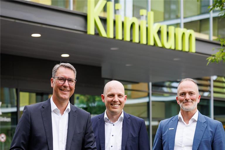 Landrat Richard Sigel (links) und Klinik-Geschäftsführer André Mertel (rechts) freuen sich, dass Stefan Kommoss die Chefarztposition übernimmt. Foto: Rems-Murr-Kliniken