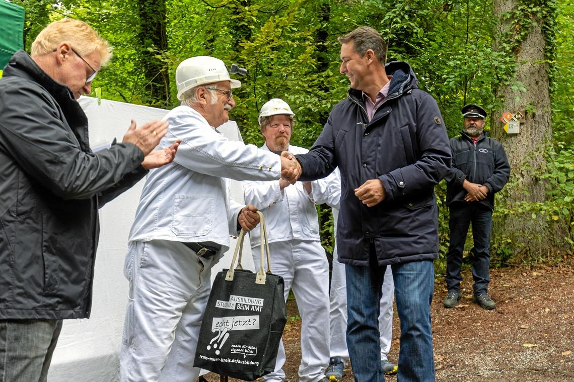 Landrat Richard Sigel (rechts) bedankt sich bei Manfred Schaible für sein Engagement für den Wetzsteinstollen. Bürgermeister Bossert (links) und Roland Theophil applaudieren.