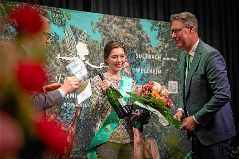 Landrat Richard Sigel (rechts) kürt Nerrlich gemeinsam mit Welzheims Bürgermeister Thomas Bernlöhr (links) zur zehnten Botschafterin der Region. Foto: Alexander Becher