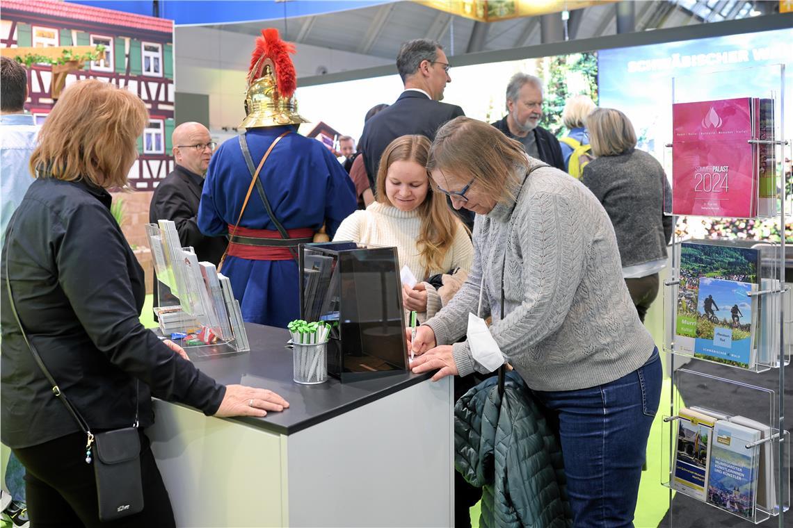Schwäbischer Wald mit neuen Attraktionen bei der CMT Landrat Richard Sigel (rechts neben dem Limescicerone) am Stand des Schwäbischen Wald Tourismus im Gespräch mit Jochen Becker und Barbara Schunter (hinten von links).