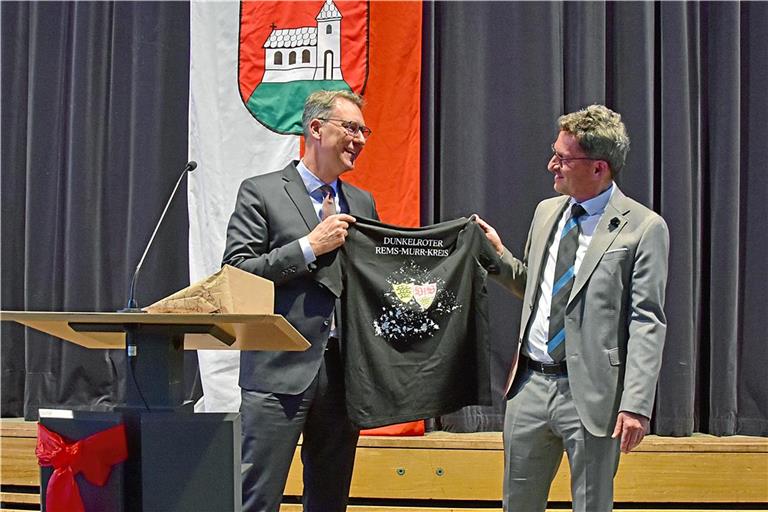 Landrat Richard Sigel überreicht Frank Hornek bei der Wiederverpflichtung ein VfB-Stuttgart-Rems-Murr-Kreis-T-Shirt. Foto: Tobias Sellmaier