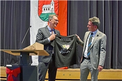 Landrat Richard Sigel überreicht Frank Hornek bei der Wiederverpflichtung ein VfB-Stuttgart-Rems-Murr-Kreis-T-Shirt. Foto: Tobias Sellmaier