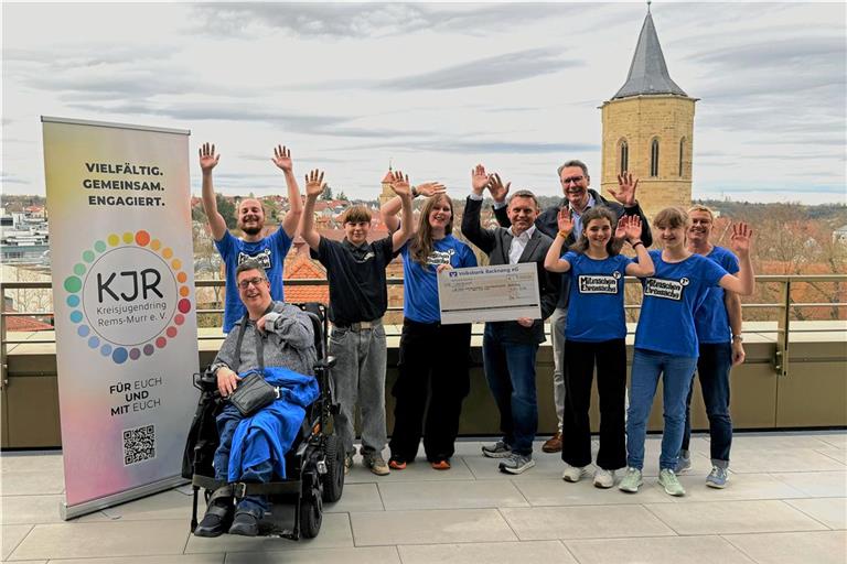 Landrat Richard Sigel und der Kreisjugendring Rems-Murr übergeben zusammen mit engagierten Schülerinnen und Schülern den Spendenscheck an das Deutsche Rote Kreuz Rems-Murr zugunsten des Frauen- und Kinderschutzhauses sowie der Frauenberatungsstelle. Foto: Rems-Murr-Kreis