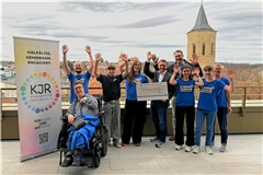 Landrat Richard Sigel und der Kreisjugendring Rems-Murr übergeben zusammen mit engagierten Schülerinnen und Schülern den Spendenscheck an das Deutsche Rote Kreuz Rems-Murr zugunsten des Frauen- und Kinderschutzhauses sowie der Frauenberatungsstelle. Foto: Rems-Murr-Kreis