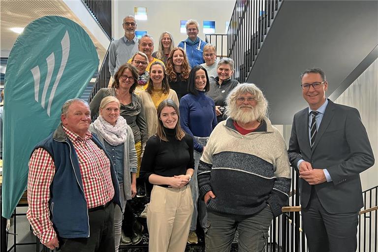 Landrat Richard Sigel und Nadine Hügler (Amt für Klimaschutz) gemeinsam mit den Vertreterinnen und Vertretern der Projekte, die dieses Jahr für die Förderung ausgewählt wurden. Foto: Landratsamt