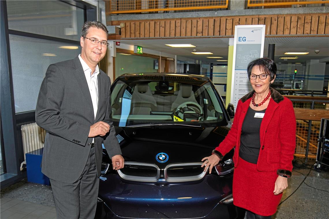 Landrat Richard Sigel und Schulleiterin Isolde Fleuchaus betonten die Notwendigkeit, Ausbildungsinhalte auf dem neusten Stand zu halten. Mit den neuen Schulfahrzeugen wird dafür der Weg frei gemacht.Foto: A. Becher