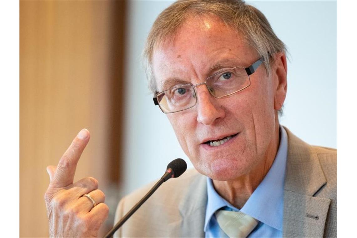 Landratsamt trennt sich nach Skandal von Kontrolleuren Landrat Roland Bernhard spricht. Foto: Christoph Schmidt/dpa/Archivbild