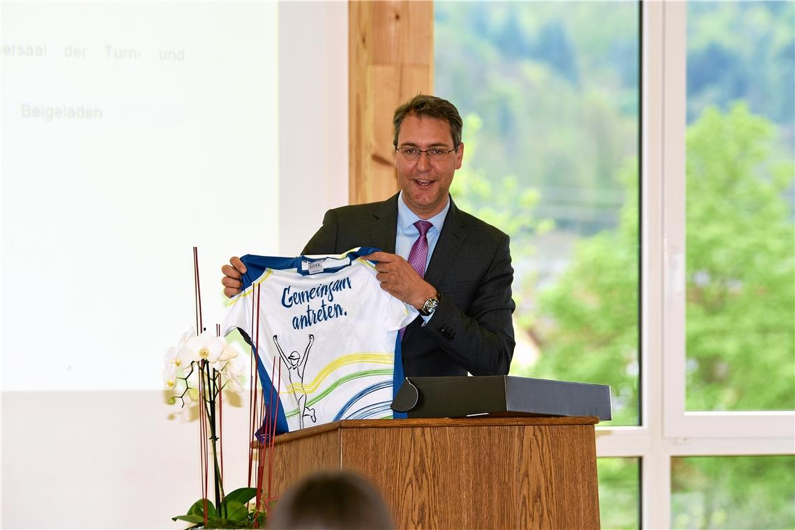 Patrizia Rall als Bürgermeisterin verpflichtet Landrat Sigel brachte als Geschenk unter anderem ein Lauftrikot des Rems-Murr-Kreises mit.