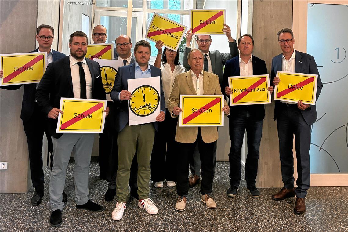 Landrat Sigel (rechts) und zahlreiche Rathauschefs warnen vor den Folgen der Finanznöte. Foto: Landratsamt Rems-Murr-Kreis