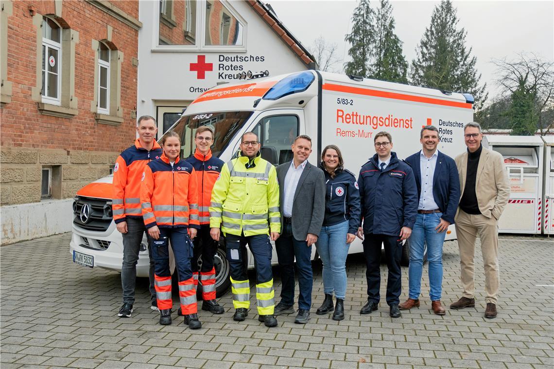 Landrat und DRK-Präsident Richard Sigel (von rechts), Rudersbergs Bürgermeister Raimon Ahrens, Kreisbrandmeister Pascal Dölle, Jenny Burger vom DRK-Ortsverein Rudersberg, DRK-Kreisgeschäftsführer Sven Knödler und DRK-Rettungsdienstleiter Marco Flittner freuen sich vor dem neuen Standort des Rettungswagens beim Ortsverein in Rudersberg mit dem Rettungsdienst-Team der DRK-Rettungswache Schorndorf über die Verlagerung des Rettungsmittels ins Wieslauftal.  Foto: Danijel Grbic/DRK Rems-Murr