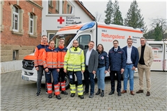 Landrat und DRK-Präsident Richard Sigel (von rechts), Rudersbergs Bürgermeister Raimon Ahrens, Kreisbrandmeister Pascal Dölle, Jenny Burger vom DRK-Ortsverein Rudersberg, DRK-Kreisgeschäftsführer Sven Knödler und DRK-Rettungsdienstleiter Marco Flittner freuen sich vor dem neuen Standort des Rettungswagens beim Ortsverein in Rudersberg mit dem Rettungsdienst-Team der DRK-Rettungswache Schorndorf über die Verlagerung des Rettungsmittels ins Wieslauftal.  Foto: Danijel Grbic/DRK Rems-Murr