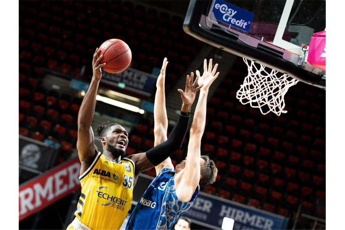 Auftaktpleite für Bayern - Alba mit Mühe gegen Frankfurt Landry Nnoko (l) von Alba Berlin punktet gegen Frankfurt. Foto: Ulf Duda/fotoduda.de/BBL/Pool/dpa