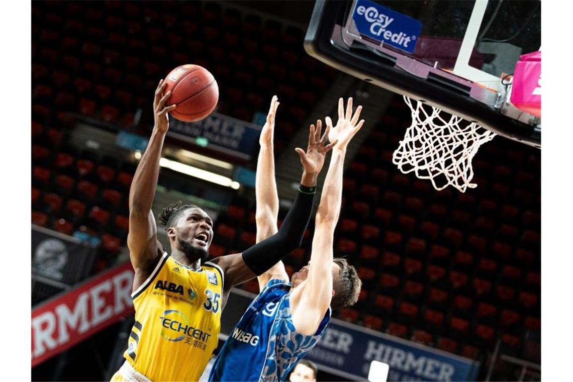 Landry Nnoko (l) von Alba Berlin punktet gegen Frankfurt. Foto: Ulf Duda/fotoduda.de/BBL/Pool/dpa