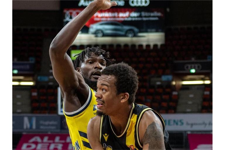 Landry Nnoko von Alba Berlin und Cameron Jackson von MHP Riesen Ludwigsburg (l-r.) in Aktion. Foto: Tilo Wiedensohler/camera4/BBL/pool/dpa