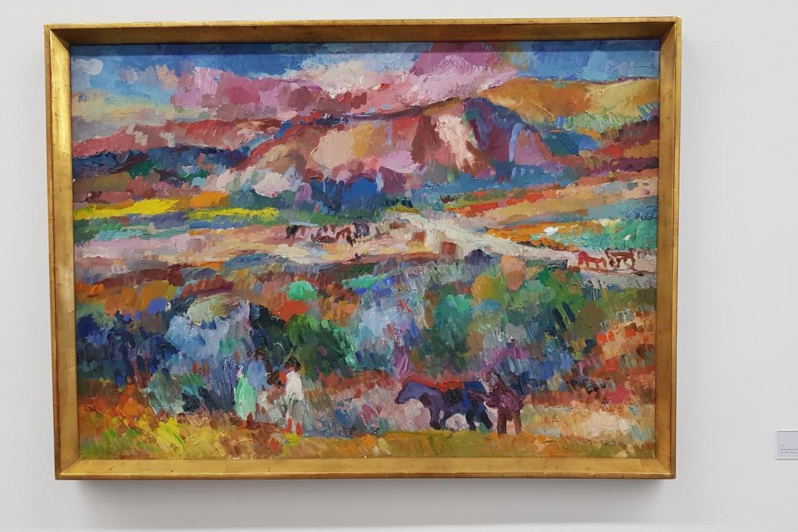 Feuerwerke der Farbigkeit Landschaft bei Catanzaro, um 1960. Im Zusammenhang mit diesem Ölgemälde findet sich an der Wand das Henninger-Zitat: „In Spanien hat meine Palette ihre höchste Helligkeit erreicht, bedingt durch die Wirkung des strahlenden Lichtes der Außenwelt.“