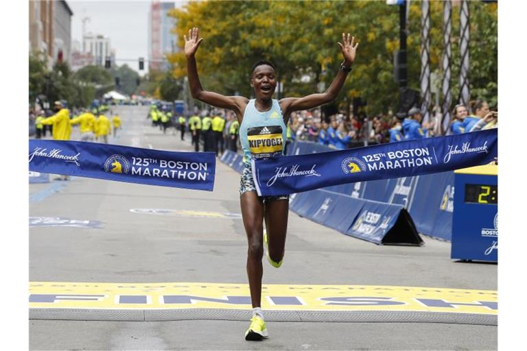 Landsfrau Diana Kipyogei gewann den Wettbewerb der Frauen in 2:24:45 Stunden. Foto: Winslow Townson/AP/dpa
