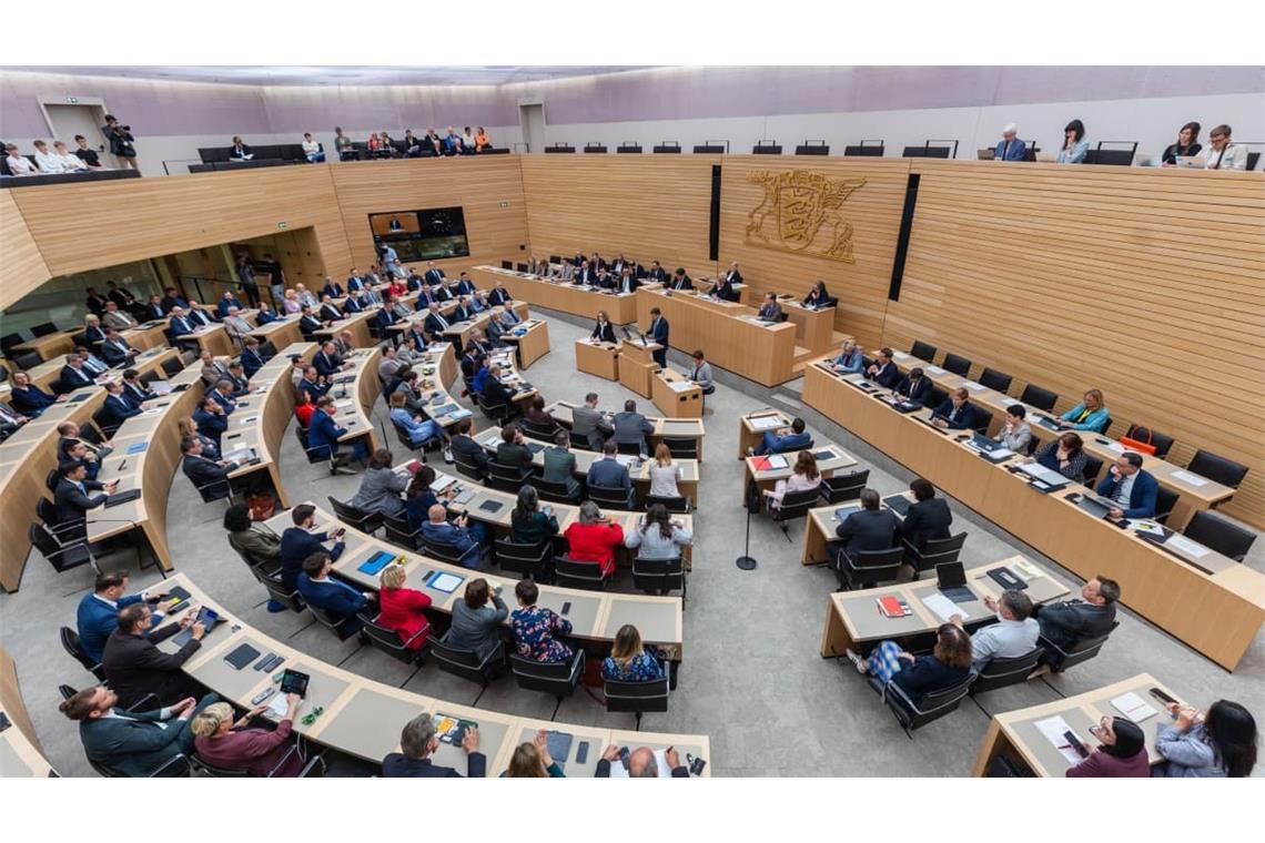 Landtag in Stuttgart: Die Mehrheit der Menschen in Baden-Württemberg ist mit dem Funktionieren der Demokratie auf Landesebene zufrieden. Die Zufriedenheit mit der Landesregierung geringer.