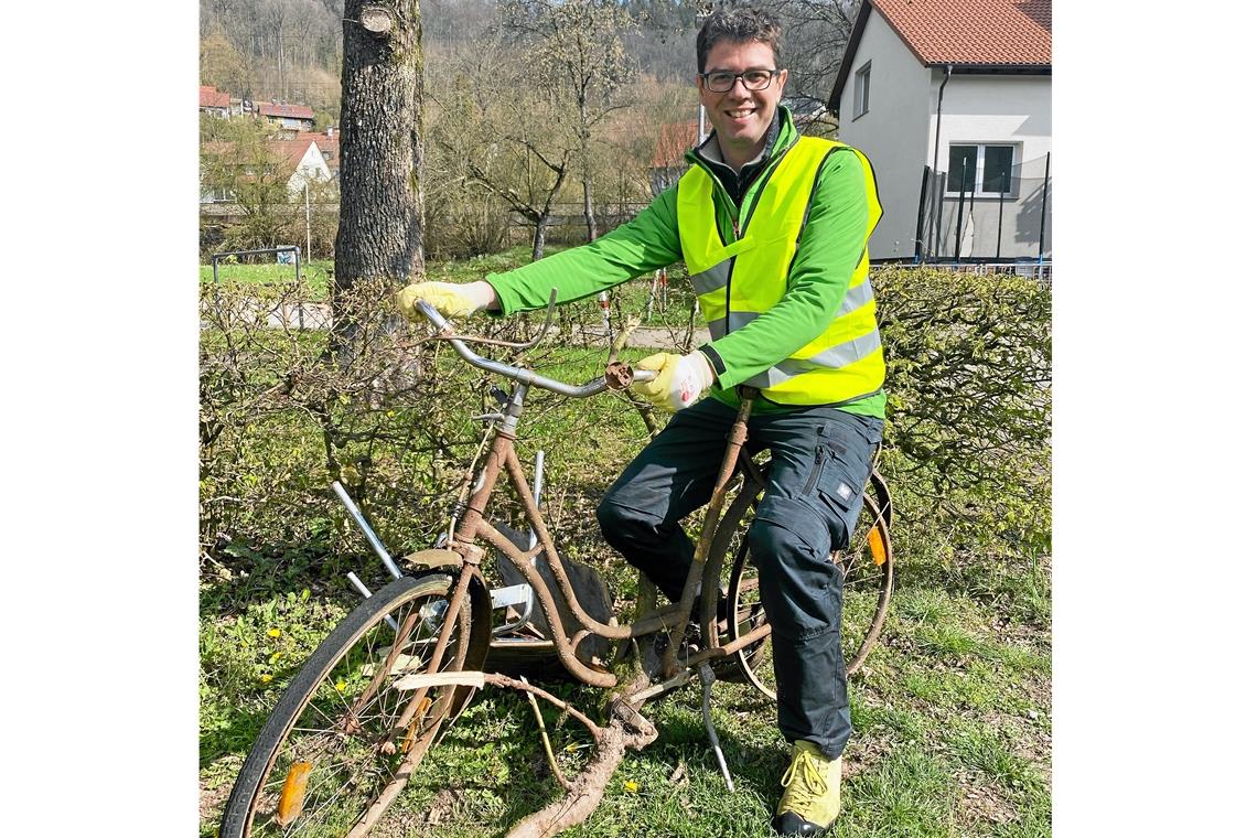 Landtagsabgeordneter (in spe) Ralf Nentwich mit einem Fahrrad samt eingewachsenem Ast.