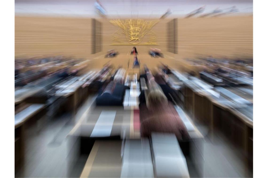 Landtagsabgeordnetete sitzen während einer Plenarsitzung im Landtag. Foto: Marijan Murat/dpa/Archivbild