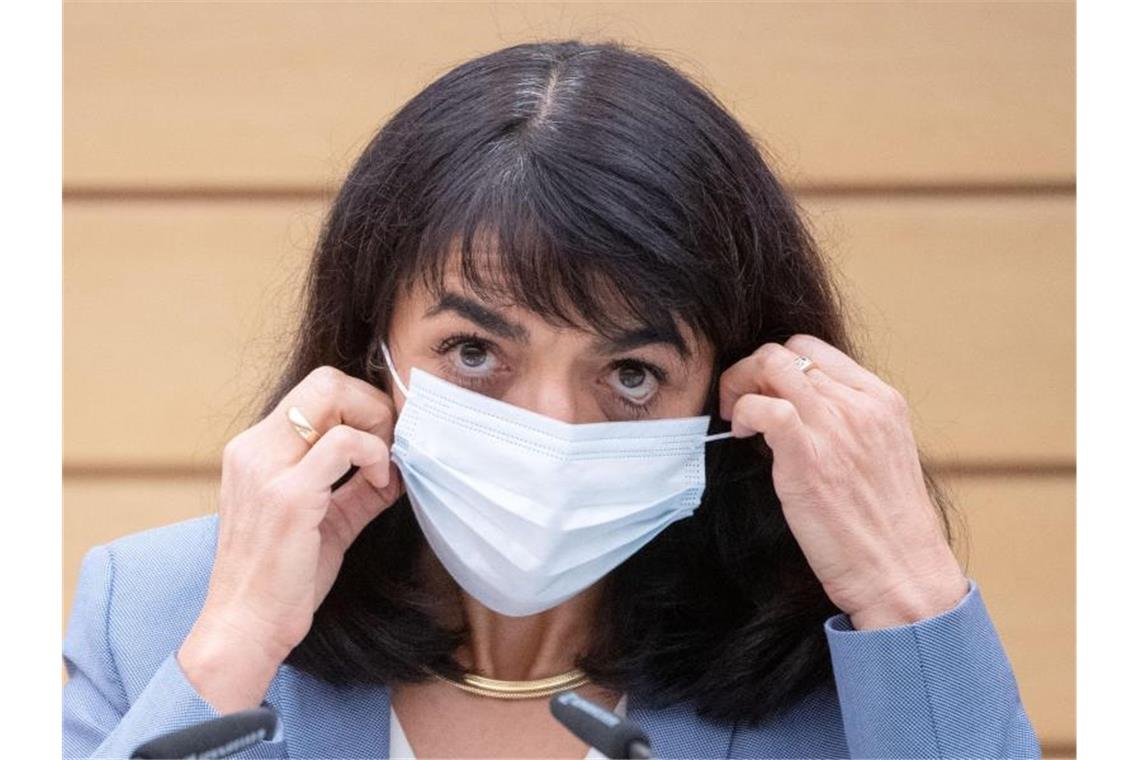 Aras beruft Sondersitzung des Landtags zu Corona ein Landtagspräsidentin Muhterem Aras (Grüne) setzt eine Maske auf. Foto: Marijan Murat/dpa/Archivbild