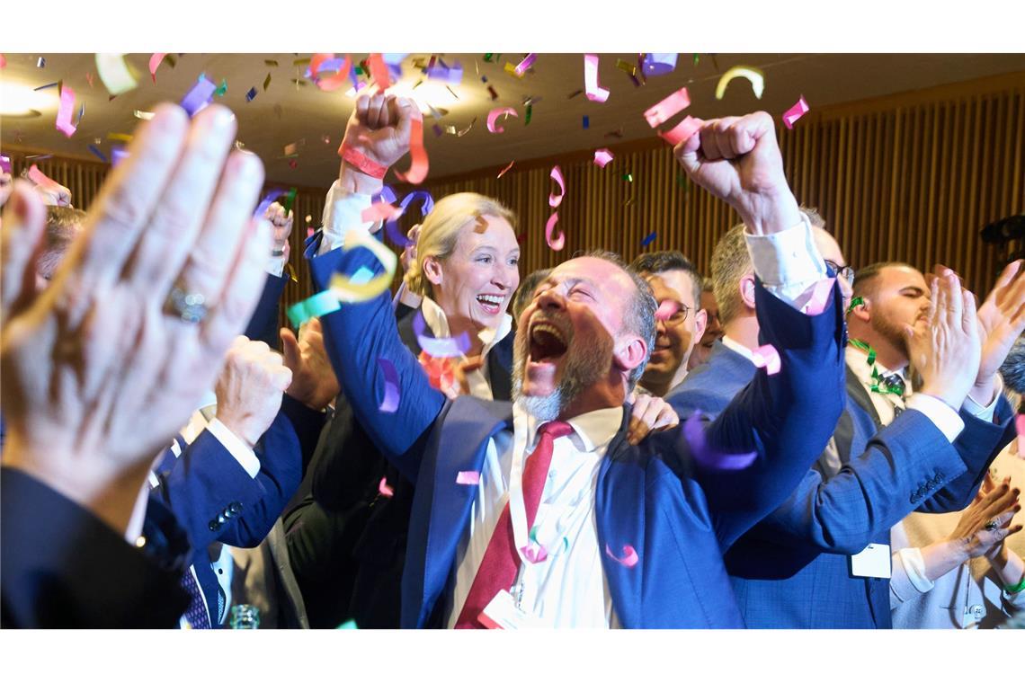 Landtagswahl in Rheinland-Pfalz: Jan Bollinger (AfD), Spitzenkandidat seiner Partei, jubelt neben Alice Weidel (AfD), Vorsitzende der AfD-Bundestagsfraktion, bei der Wahlparty der AfD im Abgeordnetenhaus.