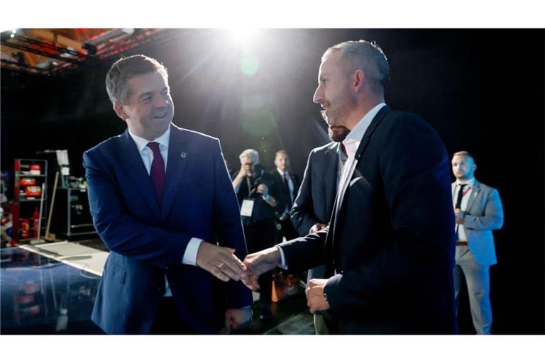 Landtagswahl in Sachsen-Anhalt - Reaktionen: 06.09.2026, Sachsen-Anhalt, Magdeburg: Ulrich Siegmund (AfD), Spitzenkandidat und Co-Vorsitzender der AfD-Landtagsfraktion Sachsen-Anhalt (r) und Sven Schulze (CDU), Ministerpräsident des Landes Sachsen-Anhalt und Landesvorsitzender der CDU Sachsen-Anhalt geben sich in der Messe die Hand. Am Sonntag (06.09.2026) wurde in Sachsen-Anhalt ein neuer Landtag gewählt. Foto: Jan Woitas/dpa +++ dpa-Bildfunk +++