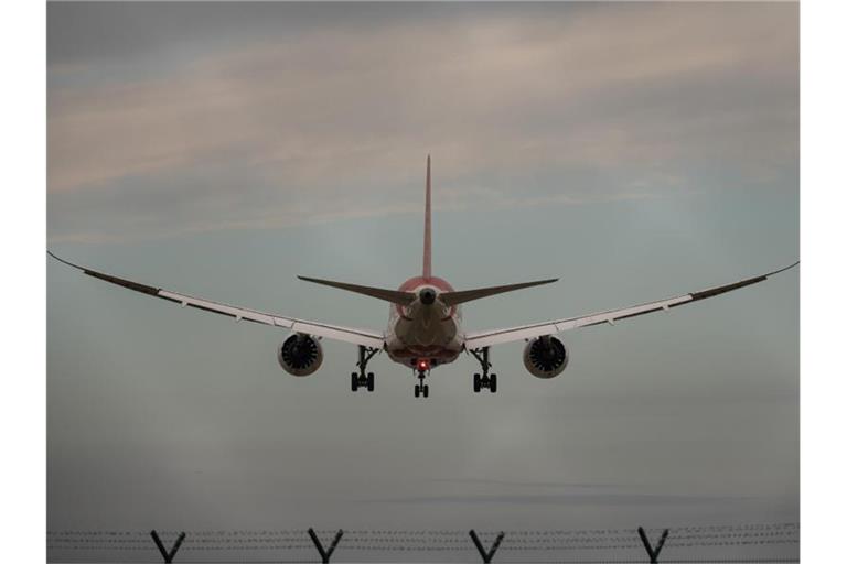 Landung auf dem Flughafen Frankfurt. Ein Omikron-Verdachtsfall soll über den Frankfurter Flughafen eingereist sein. (Symbol). Foto: Sebastian Gollnow/dpa