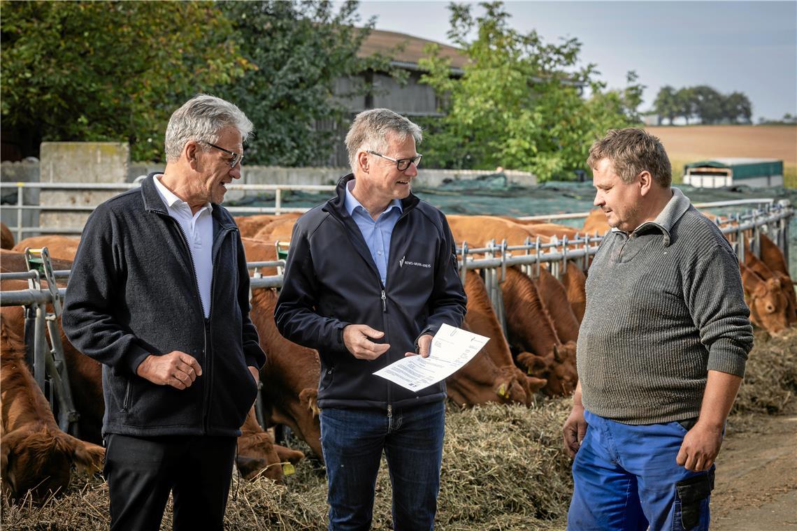 Hofnahes Schlachten ohne Transportstress Landwirt Bernd Pfeiffer (rechts) und Metzger Werner Häfele (links) erhalten von Dezernent Gerd Holzwarth (Mitte) die Genehmigung zur hofnahen Schlachtung.