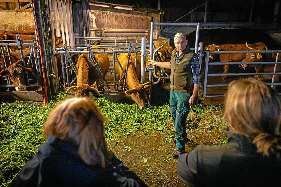Landwirt Helmut Voltz erklärt den Anwesenden das Einbinden des Fressgitters in den Alltag. Fotos: Alexander Becher