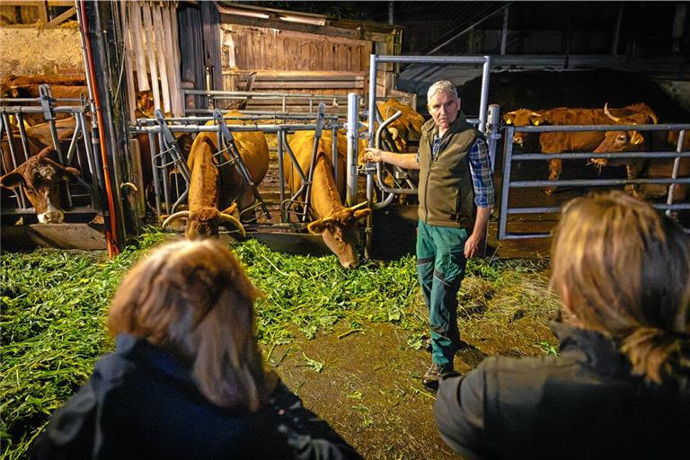 Landwirt Helmut Voltz erklärt den Anwesenden das Einbinden des Fressgitters in den Alltag. Fotos: Alexander Becher
