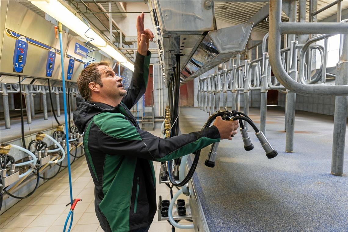 Heute ist Weltmilchtag. Aber wie und wo wird Milch in der Umgebung eigentlich produziert? Landwirt Ralf Klenk demonstriert, wie die Melkmaschine funktioniert. Auf der Anzeige oben kann man ablesen, wie viel Milch eine Kuh abgegeben hat.