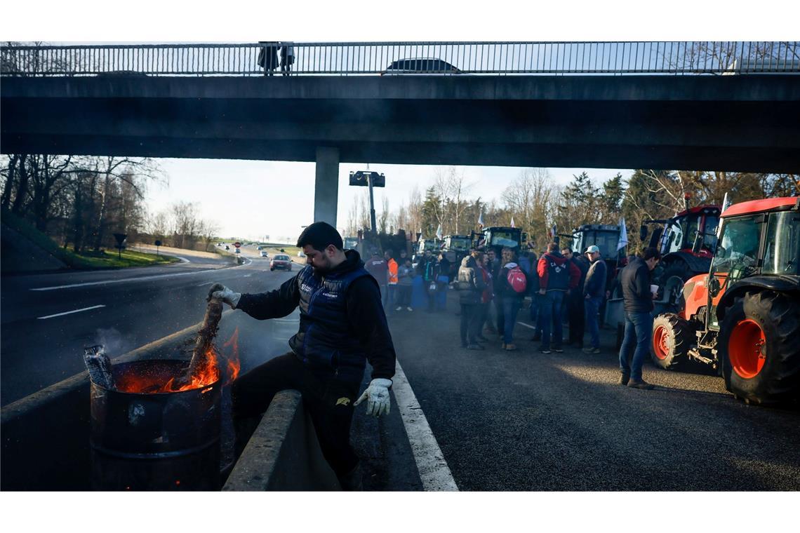 Landwirte blockieren eine Autobahn in der Nähe von Ableiges, nördlich der französischen Hauptstadt.