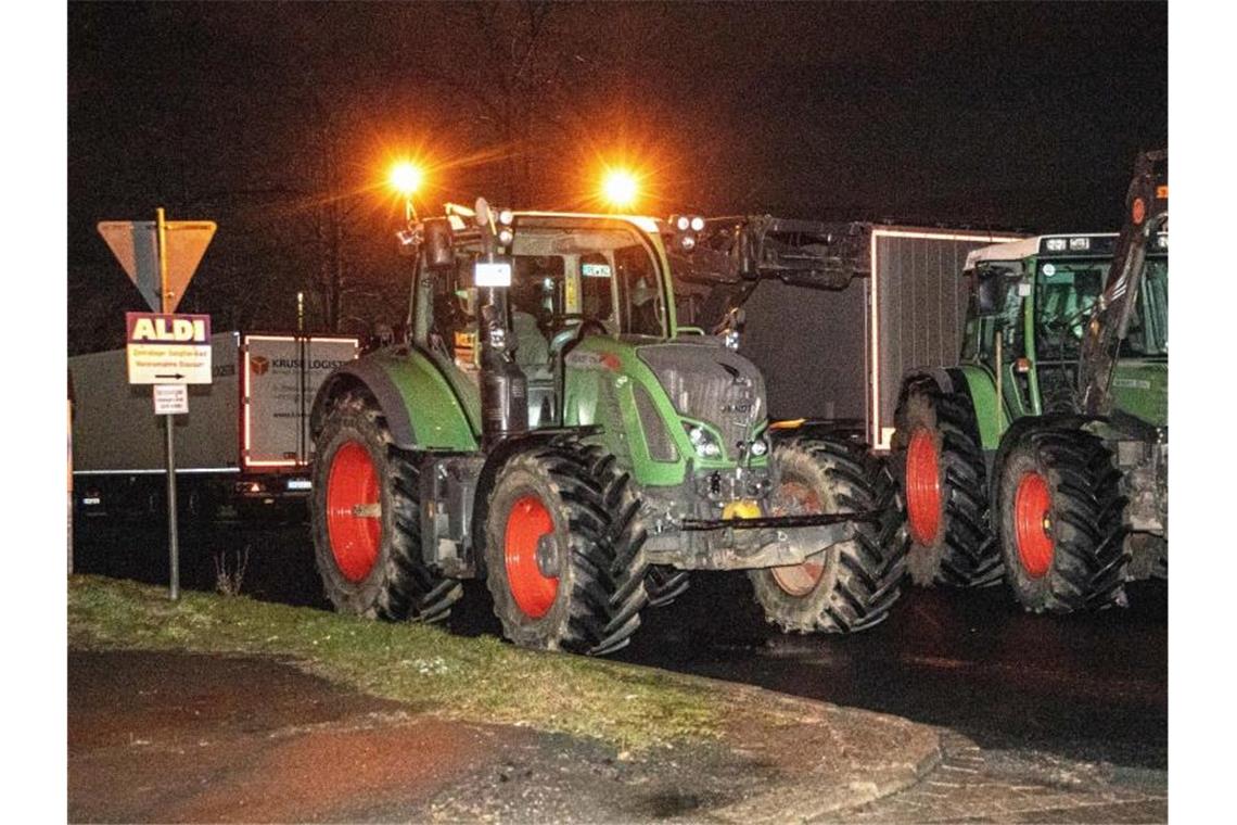 Landwirte blockieren mit ihren Traktoren eine Zufahrt zu einem Aldi-Lager in Salzgitter. Foto: Rudolf Karliczek/dpa