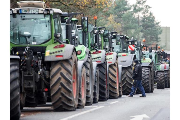 Landwirte blockieren mit Traktoren die Zufahrt zum Aldi-Zentrallager in Seevetal, Niedersachsen. Foto: Daniel Bockwoldt/dpa