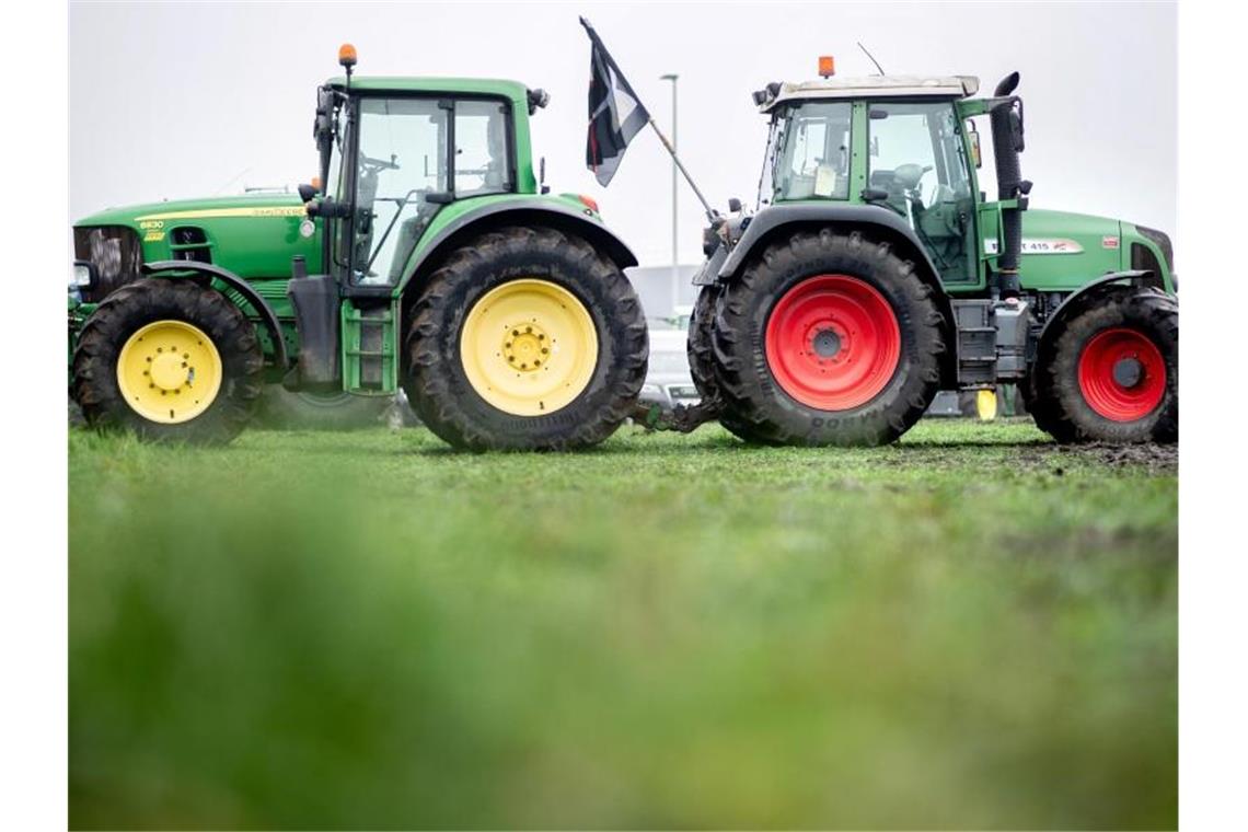 Landwirte blockieren Zentrallager von Lidl in Cloppenburg. Foto: Hauke-Christian Dittrich/dpa