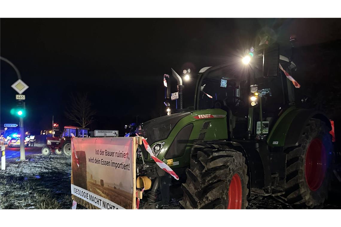 Landwirte blockierten die Autobahnauffahrt bei Kirchheim-Teck...
