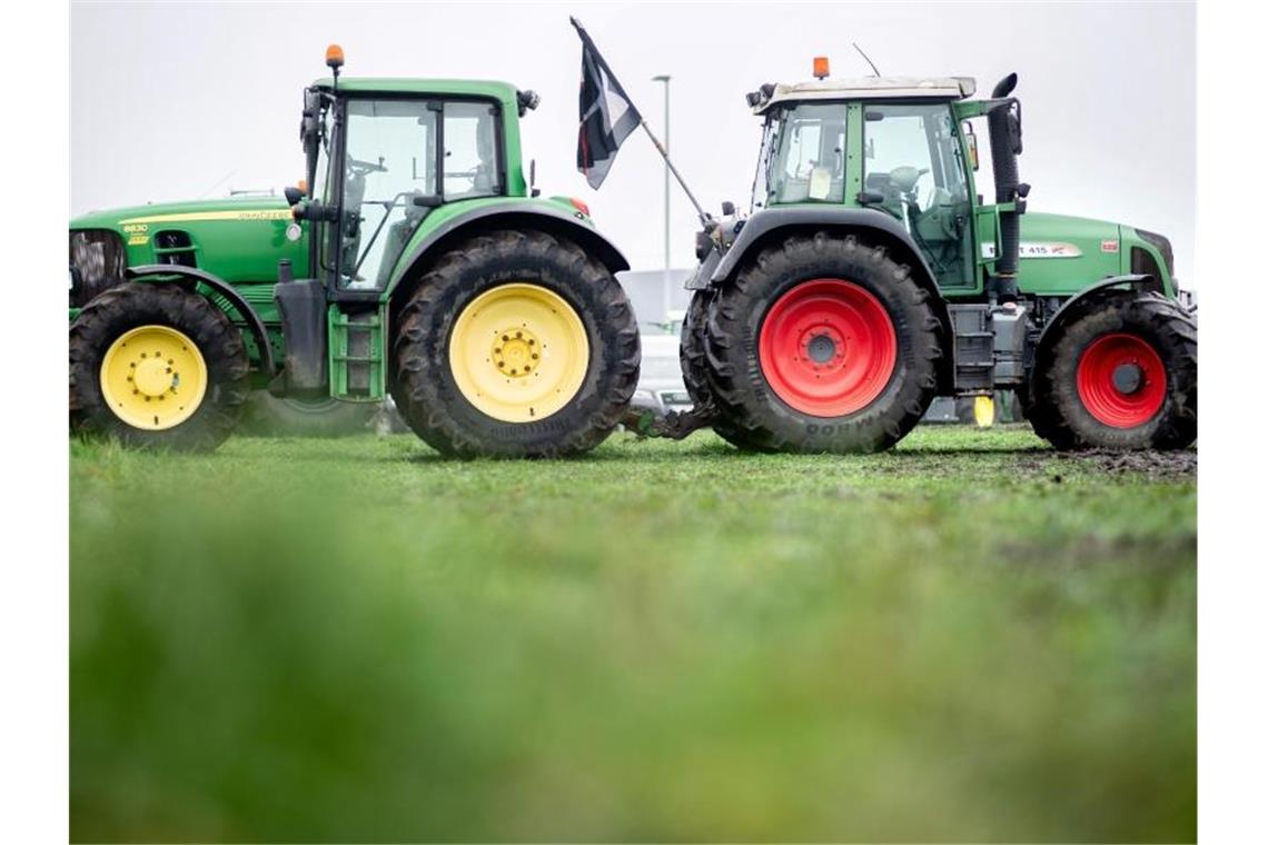 Landwirte blockierten mit ihren Traktoren die Zufahrt zum Zentrallager von Lidl. Foto: Hauke-Christian Dittrich/dpa