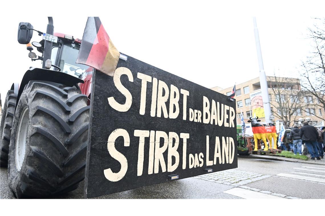 Landwirte demonstrieren mit einem Traktor mit einem Schild "Stirbt der Bauer, Stirbt das Land" vor dem Landwirtschaftsministerium.