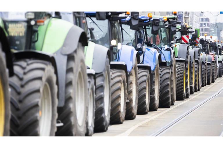 Landwirte dürfen mit Traktoren zum Auftritt von Bundeskanzler Olaf Scholz in Freiburg anrücken (Symbolfoto).