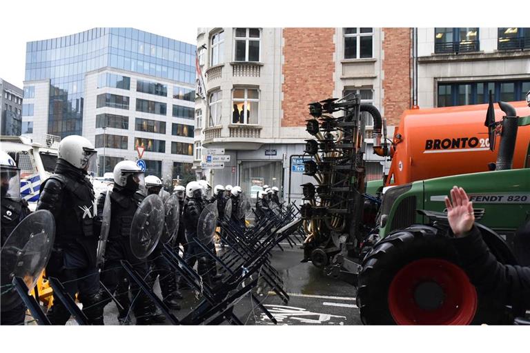 Landwirte durchbrachen bei ihrer Demonstration in Brüssel einige der von der Polizei errichteten Barrikaden.