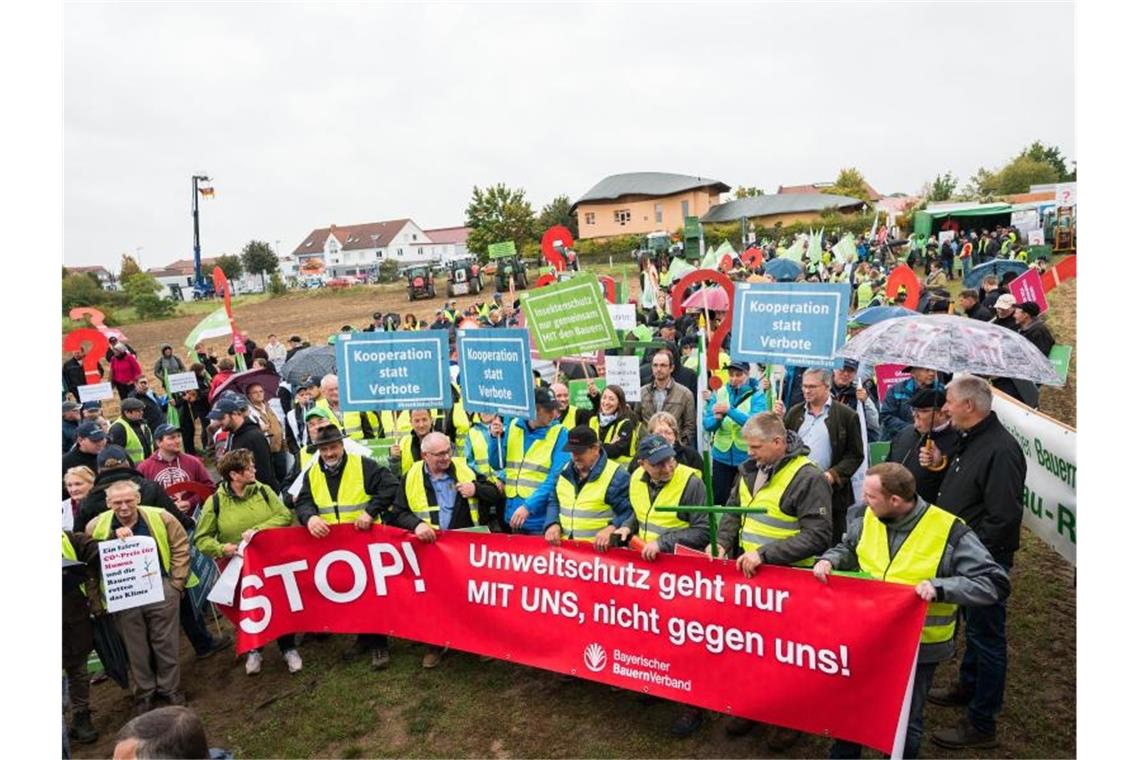 Landwirte fordern bei einer Kundgebung am Rande der Agrarministerkonferenz in Mainz, bei Umweltschutzfragen beteiligt zu werden. Foto: Andreas Arnold