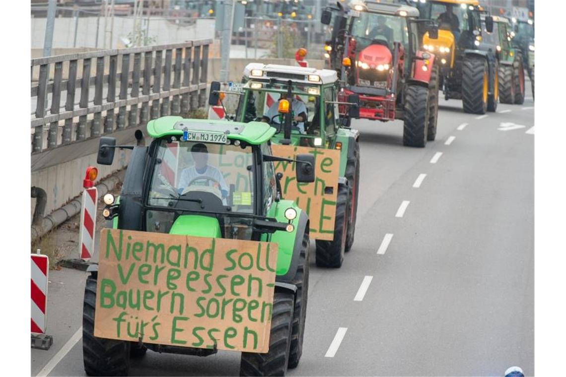 Landwirte mit ihren Traktoren bei einer Demonstration in Stuttgart. Foto: Oliver Willikonsky/dpa/Archivbild