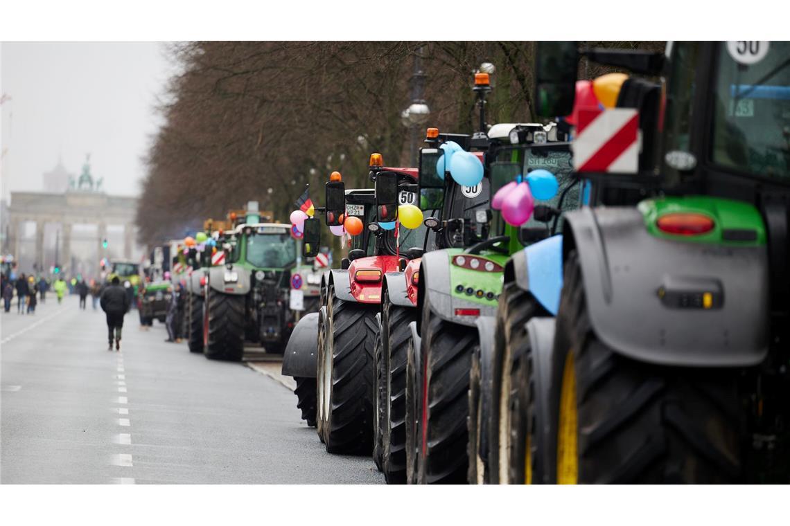 Landwirte stehen mit ihren Traktoren auf der Straße des 17. Juni in Berlin.